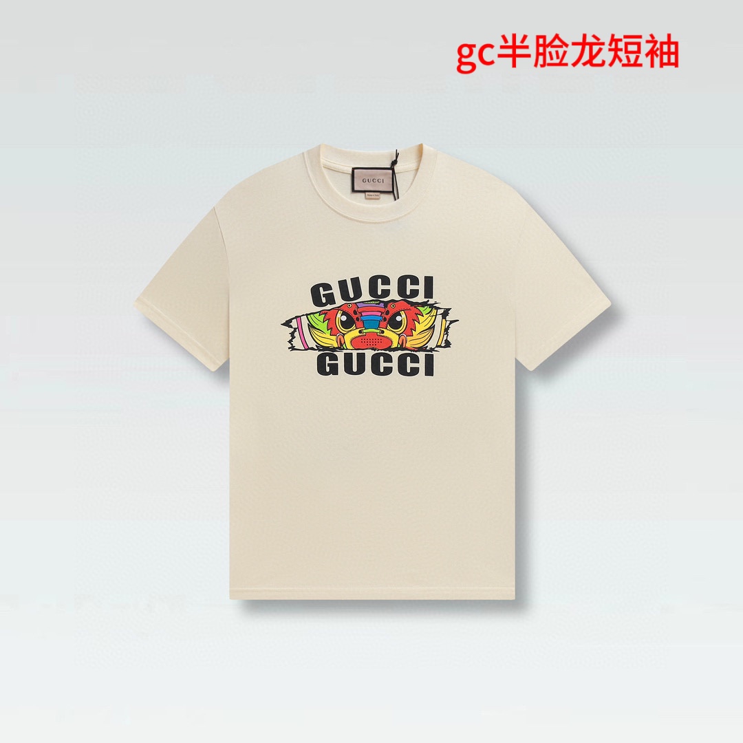 gc半脸龙短袖Gucci新品！2024早春系列高克重短袖选用客供定制200克100%纯棉面打造,面料手感细腻，厚实有质感的纯棉布 高密度的机织工艺，如棉絮般柔紧致舒适 有挺括感，上身十分显型~精致饱满有质感将品牌的档次感完美呈现，无论内搭还是单穿都超级有型宽松版型裁剪，随意上身！可选颜色：杏色、黑色。颜色：M-4xl