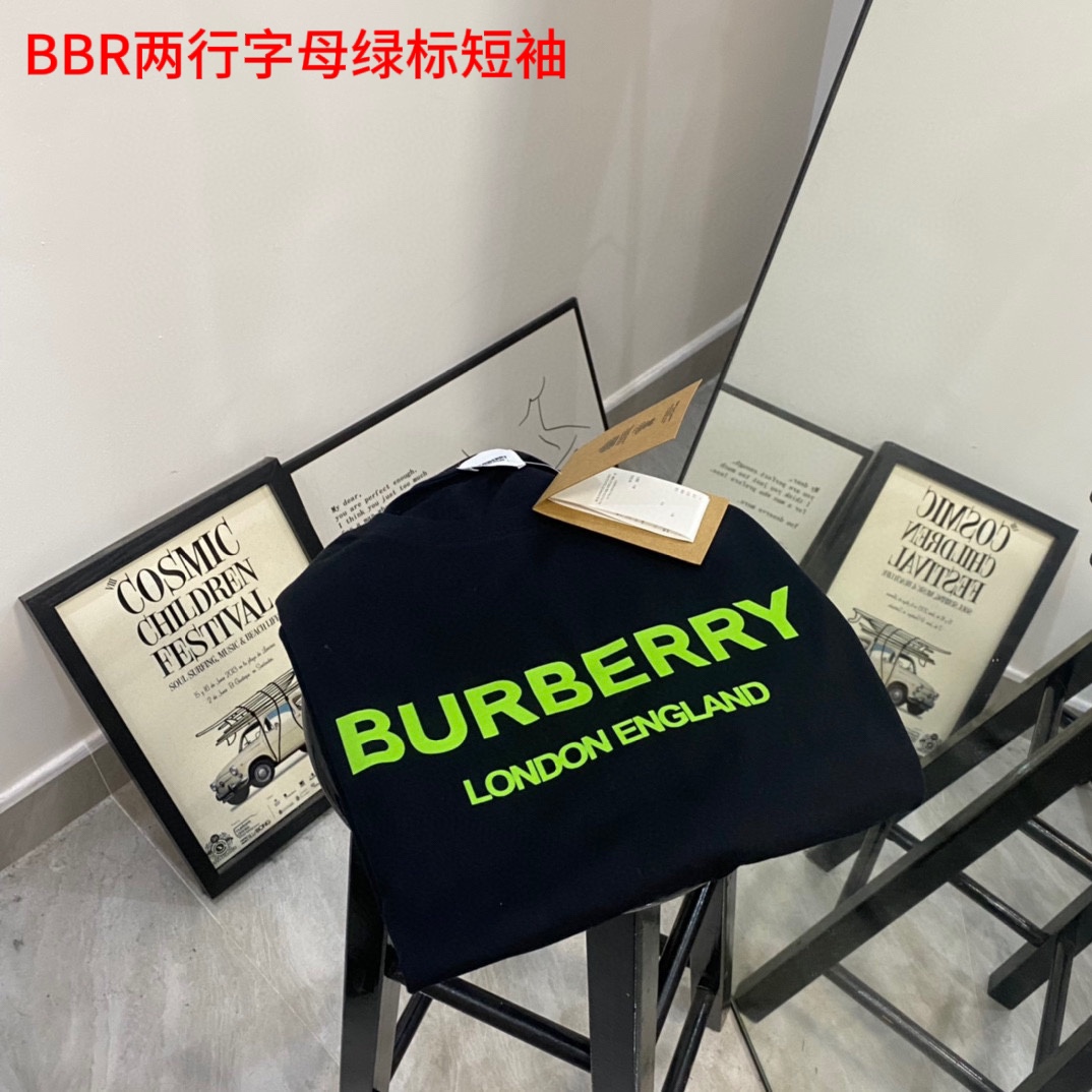 BBR两行字母绿标短袖Burberry/巴宝莉明星同款绿色logo短袖T恤 男女同款 巴宝莉风格的奢侈品牌，也是最能代表英国气质的品牌，由Thomas Burberry于1856年在英