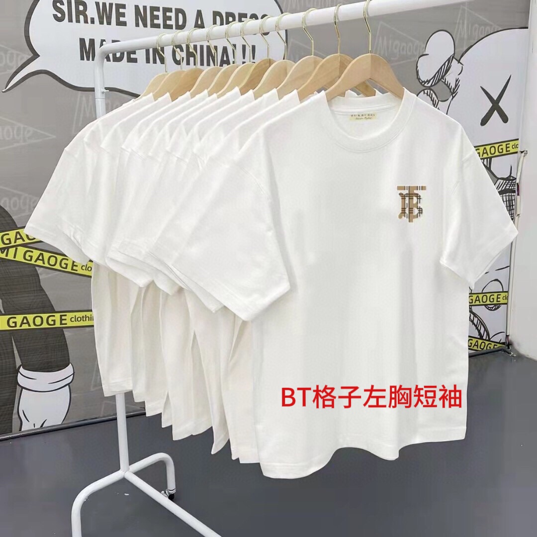 BT格子左胸短袖【高品质巴宝莉BURBERRY纯棉基础款百搭T恤短袖情侣款】 甄选新疆200克精梳棉面料舒适顺滑柔软透。版型百搭，质量杠杠的，男女同款！进口印花PU印花材质 耐水洗 YYDS 基础款百搭永远的神 人手一件Color：白色  黑色 Size：M~4xl