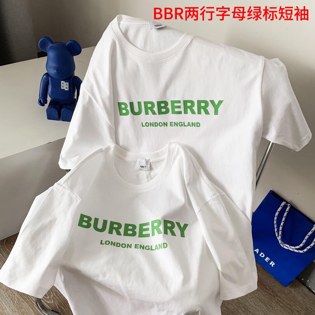 BBR两行字母绿标短袖Burberry/巴宝莉明星同款绿色logo短袖T恤 男女同款 巴宝莉风格的奢侈品牌，也是最能代表英国气质的品牌，由Thomas Burberry于1856年在英
