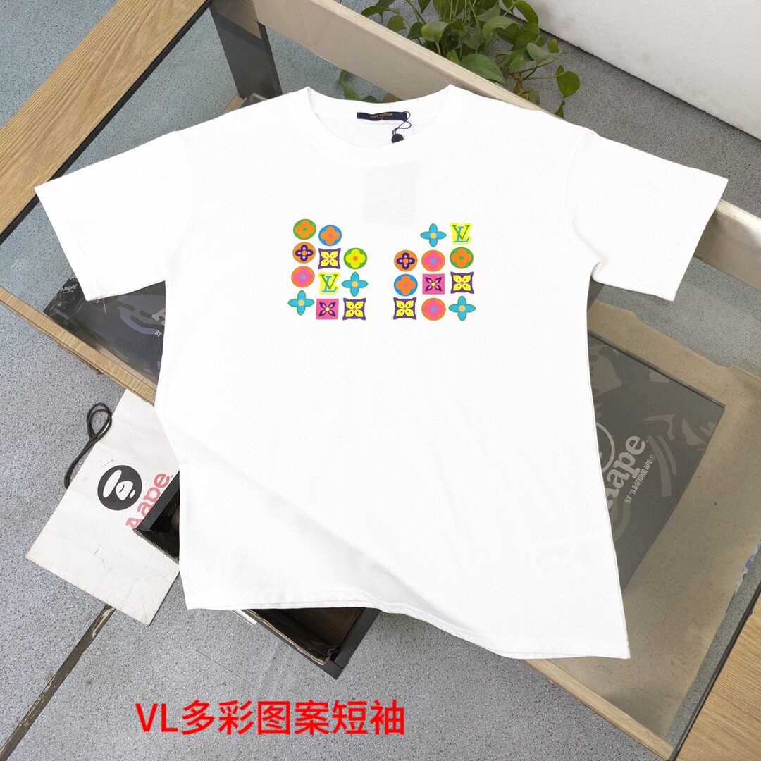 VL多彩图案短袖2023春夏新款Louis Vuitton路易威登多彩图案logo印花休闲情侣宽松短袖T恤，独一无二的活性环保面料染色，32支双纱精梳纯棉爽滑手感，纯棉不起球不起毛，200克重的纯棉双纱爽滑面料，质量保证、原厂面料、定制定染、包浆印刷环保不开裂，欢迎对比质量，男女同款！颜色：黑色 白色码数：M-4xl
