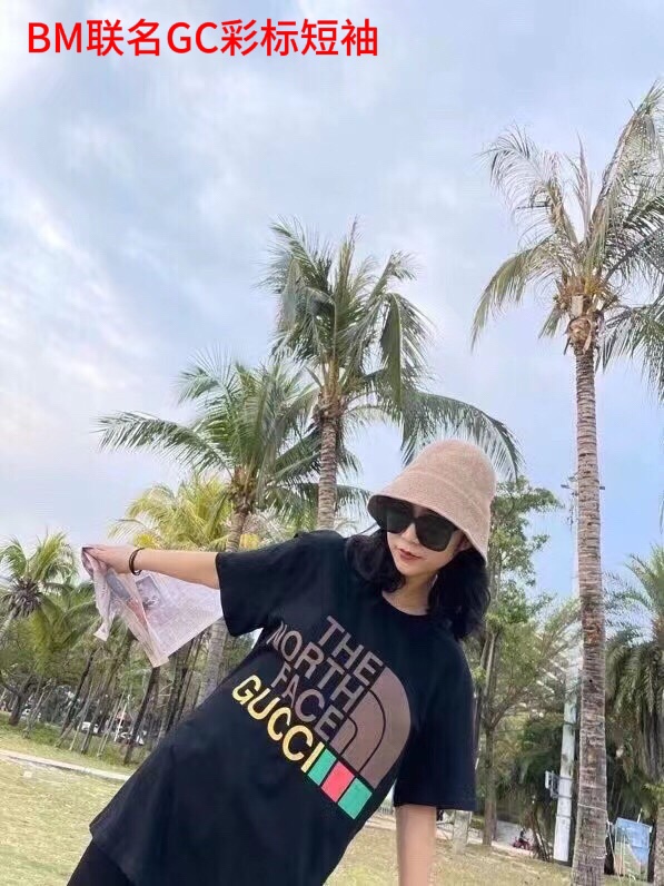 BM联名GC彩标短袖UCCI X 北面联名古驰系列爆款情侣短袖T恤 今年小红书超爆款 细节版本一比一复刻，面料的最高标准品质，版型超正 上身效果非常nice，男女同款 颜色 ：黑色 白色尺码  ：M-4xl