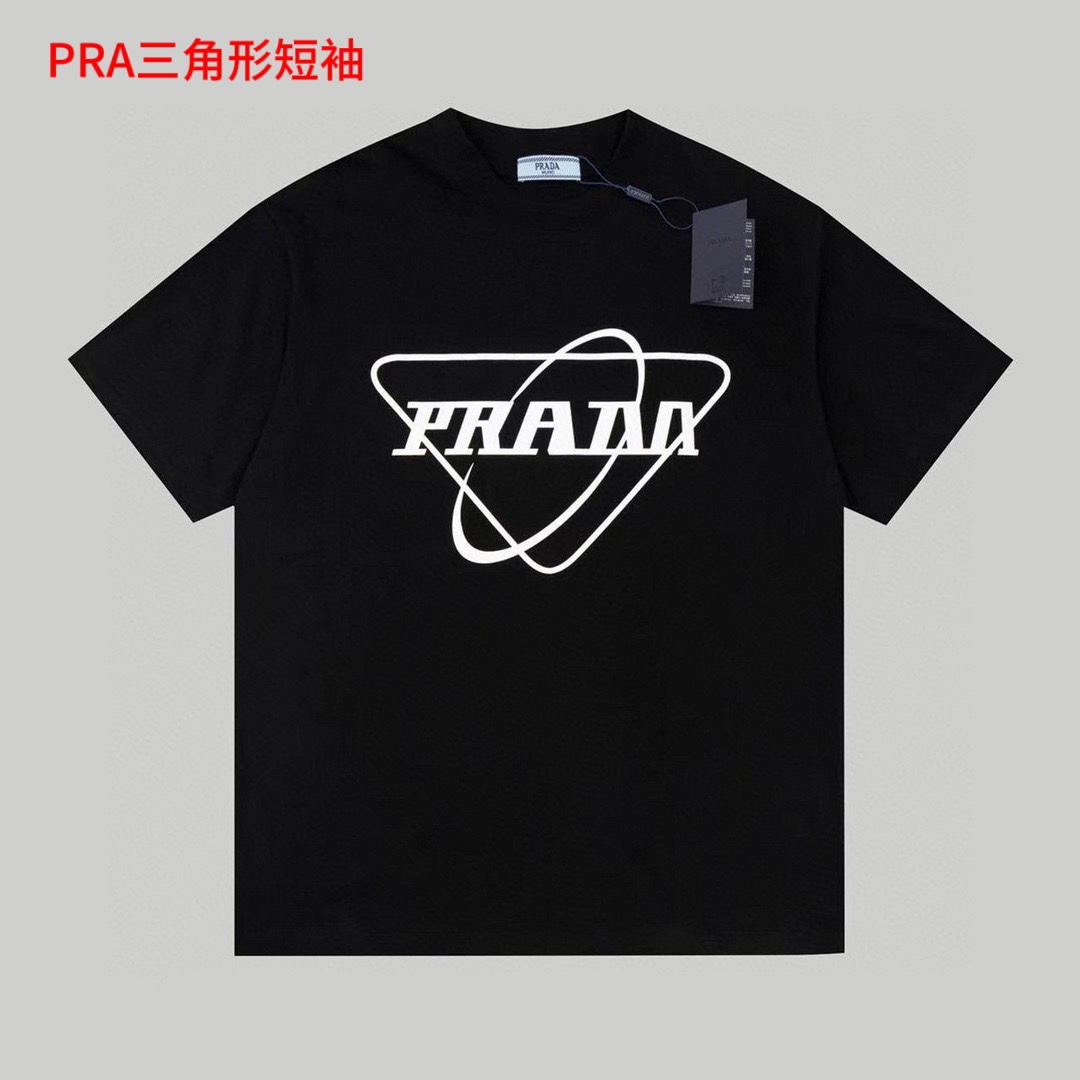 PRA三角形短袖Prada普拉达夏季新款情侣款短袖T恤简洁款是最好的搭配 任何人都能驾驭  男女都可以穿 一件短tee看起来低调 又时尚200g纯棉精梳面料 质感很好面料自然垂度硬挺度效果都很好 情侣BF宽松oversize版型颜色:  白色 黑色尺码：M-4xl