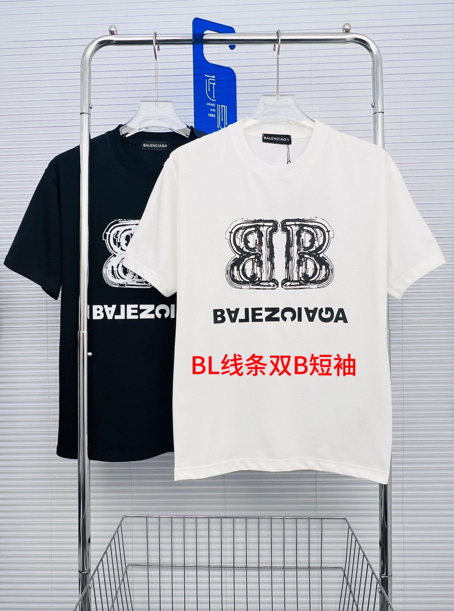 BL线条双B短袖短袖新款上新Balenciaga/巴黎2024春夏新款双B标识T恤短袖面料采用巴黎zp定织定染双纱紧密棉.布面干净.布纹清晰.柔软舒适.色牢度好.不易变色。螺纹釆用定织定染无色差。精密网板，精细logo字母清晰版型，男女同款！颜色：黑色 白色尺码如下