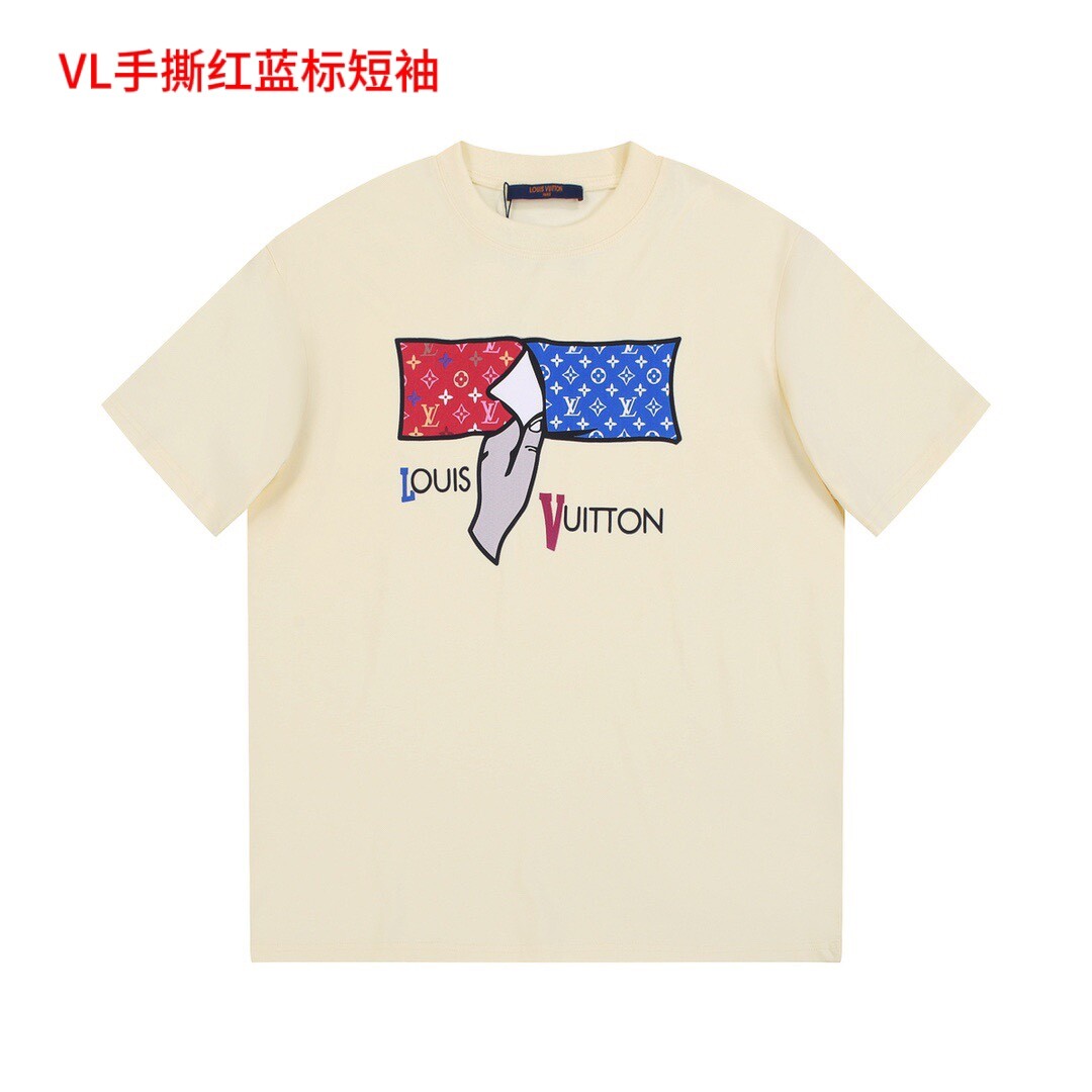 VL手撕红蓝标短袖短袖上新原标,米色专柜正品代购新品, VUITTON 路易威登 秀场限定23ss新款红与蓝老花字母图案经典圆领短袖定制同缸染面料  手感非常舒服  秋冬最新砖柜同步 OS落肩版型 时尚又个性  超级百搭好看的一款                男女都非常合适  人手必备款 颜色:  杏色尺码M-4xl