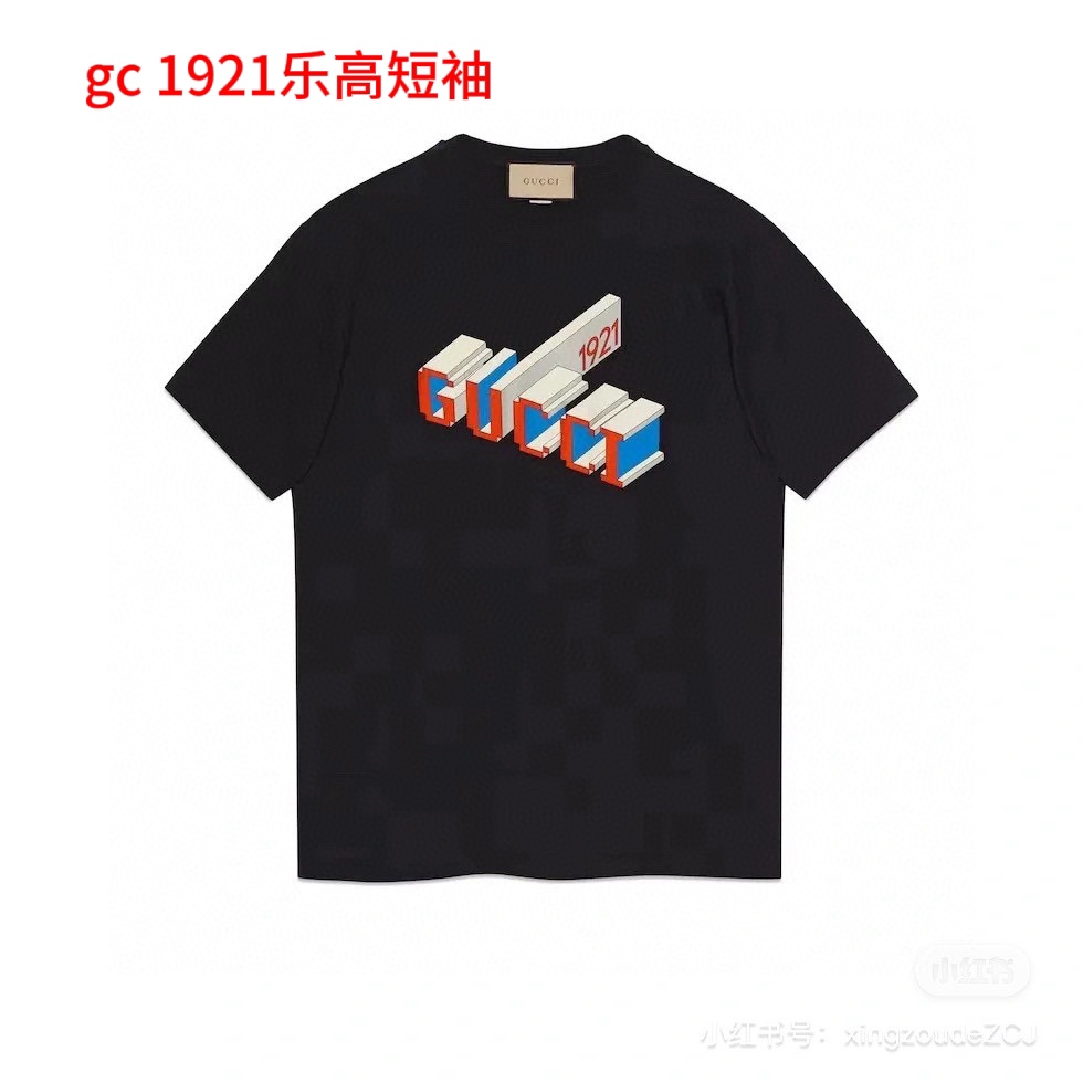 gc 1921乐高短袖Gucci新品！2024早春系列高克重短袖选用客供定制针织100%纯棉面打造,面料手感细腻，厚实有质感的纯棉布 高密度的机织工艺，如棉絮般柔紧致舒适 有挺括感，上身十分显型~精致饱满有质感将品牌的档次感完美呈现，无论内搭还是单穿都超级有型宽松版型裁剪，随意上身！颜色：黑色码数：M-4xl