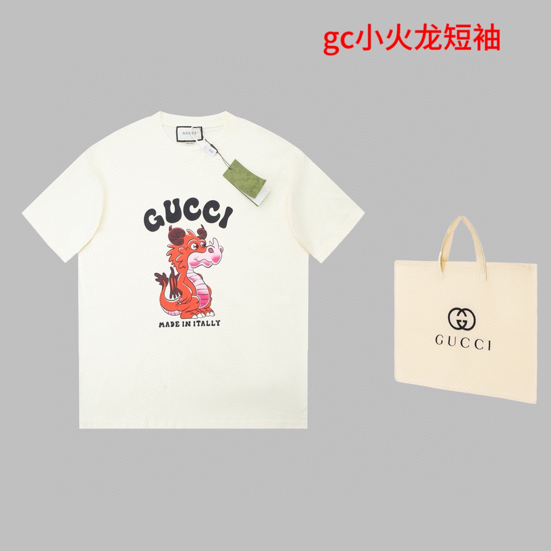 gc小火龙短袖高品质 GU 24早春龙年系列短袖、经典字母logo小火龙印花T恤，官网同步，专柜纯棉面料！贴肤舒适，耐看又好穿，经典简约logo设计，原厂工艺一丝不