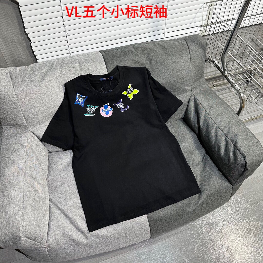 VL五个小标短袖LouisVuitton/路易威登 项链印花T恤短袖颜色:  黑色/白色超级标志性品牌logo印花图案 原版印花一比一复刻，采用进口原浆加配涂鸦工艺，面料