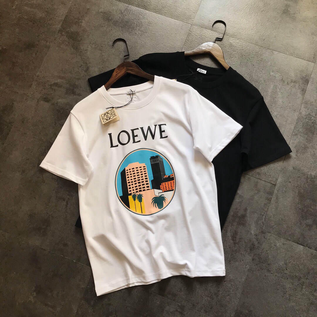 LOEWE 罗意威经典全新款logo短袖，绝对的火虽说每年LOEWE都会推出一款类似的款式设计，可是依旧深受大家的喜爱，今年更是推出了刺绣LOGO设计，更显得不凡跟高档