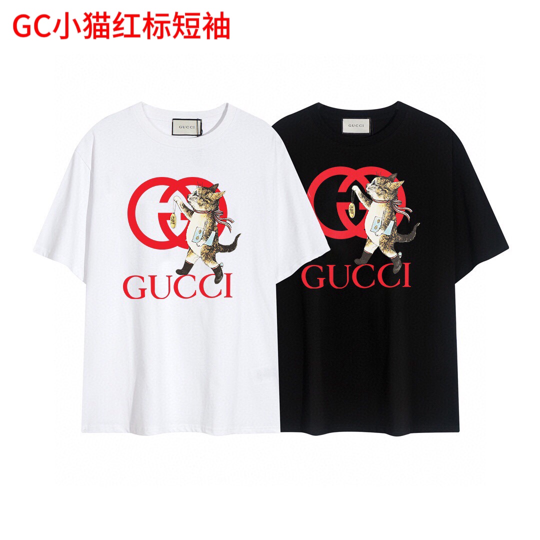 GC小猫红标短袖Gucci 猫系列短袖T恤,简单的设计看起来特别大方！版型剪裁特别有讲究！上身很洋气显瘦!这种好看的ㄒ一定要提前备起来!内搭外穿都看!高密针织圆领设计，平整简约！亲肤透爽！T恤面料的柔软性舒适性无可挑剔！男女均可驾驭，打破性别局限性。              颜色：白色 黑色size：M-4xl