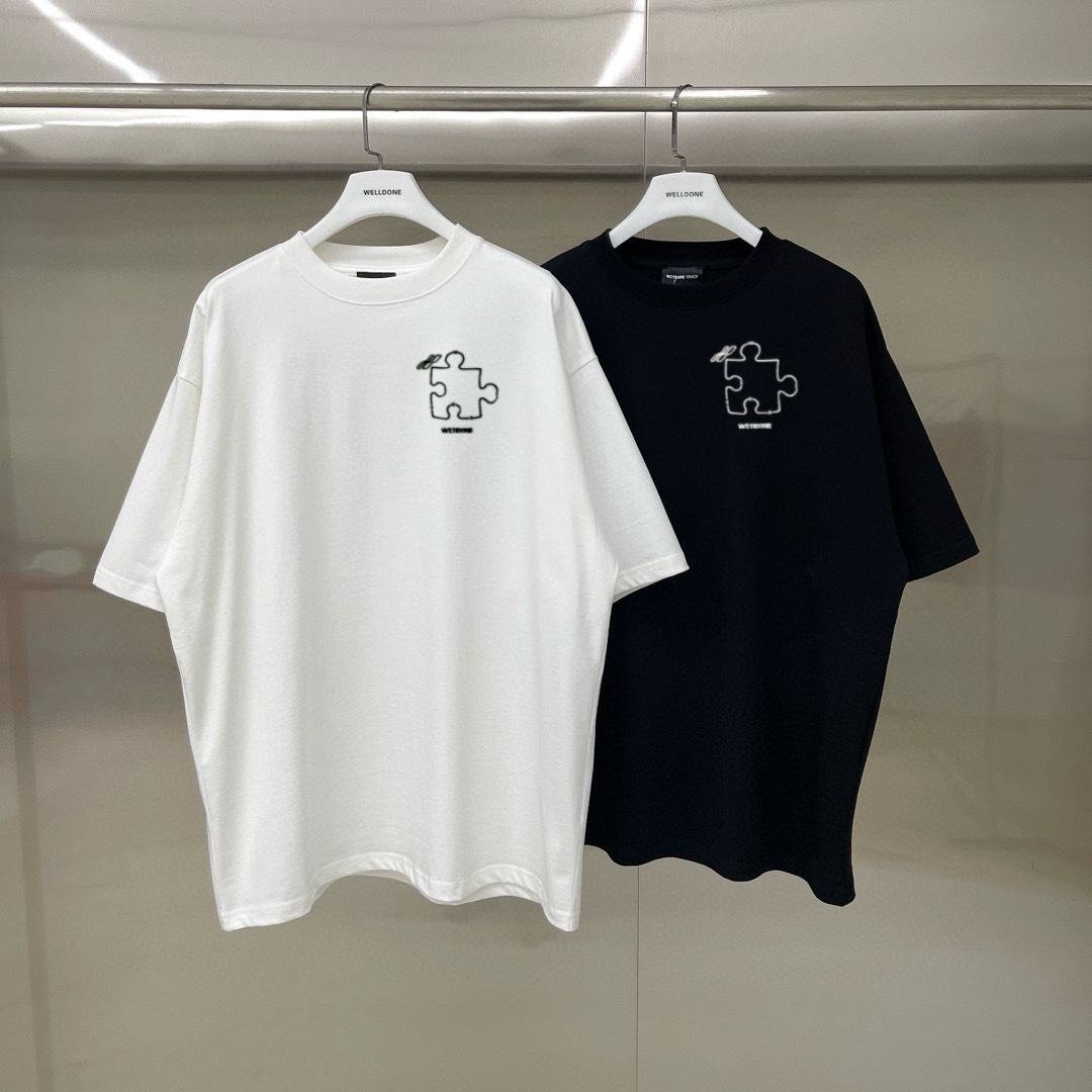 W11拼块短袖工艺：超级重工，区分普通市面低版本工艺，上手体验满满质感！，原汁原味，我们必须原汁原味跟着，支持随意对比精工美式裁剪，后领织带包边延伸到肩部加固，注意细节井口与肩膀处的衔接处打了倒针，更加无缝衔接，宽松版型，百搭任何身材颜色：白色、黑色