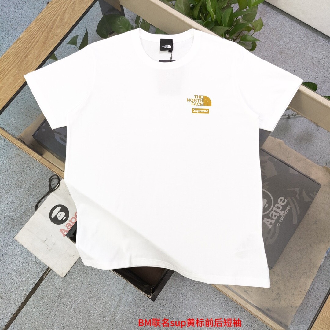 BM联名sup黄标前后短袖         2023夏季新款The North FaceSupreme联名北面TNF经典字母图案logo字母印花休闲情侣圆领短袖T恤，独一无二的活性环保面料染色，面料采用200克重的纯棉爽滑面料，质量保证、原厂面料、定制定染、包浆印刷环保不开裂，欢迎对比质量，男女同款！颜色：黑色 白色尺码：M-4xl