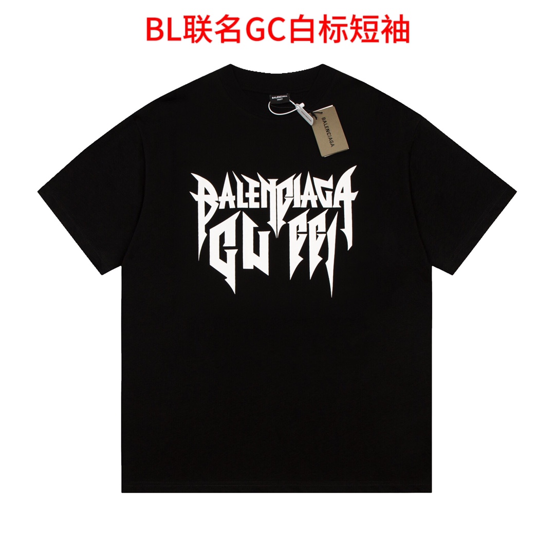 BL联名GC白标短袖BAL 巴黎世家×古驰 联名系列 巴黎联名艺术字体短袖，胸前巴黎联名古驰 logo字母点缀，纯棉,细节无法挑剔，极具档次感与奢华辨识度！版型属于休闲宽松小落肩的版型裁剪。男女同款。码数M-4xl