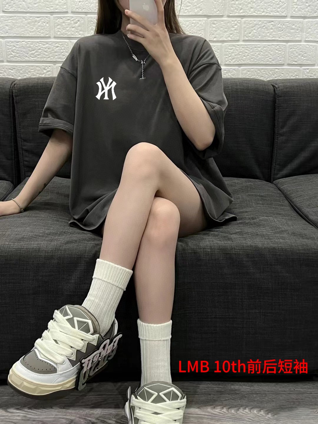 LMB 10th前后短袖mlb/ny洋基队专柜同步纪念字母印花男女同款情侣短袖采用定制精梳棉，三针五线做工，领口包包边条，肩膀处内里带压条，做工面料细节都无法挑剔，印花采用进口浆料，高端的印花精致细腻，简直太完美了！版型宽松，男女都可以穿！颜色 黑色 白色 高级灰尺码m~4xl