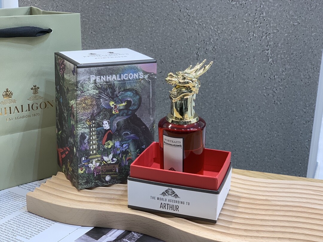 潘海利根兽首香水75ml龙头Penhaligons亚瑟香水眼中的世界，香氛系列：树脂木质前调：熏香SFE、香草塔希提溶液、葡萄柚中调：黄葵，鼠尾草后调：零陵香豆，MD熏香，凡尔根熏香