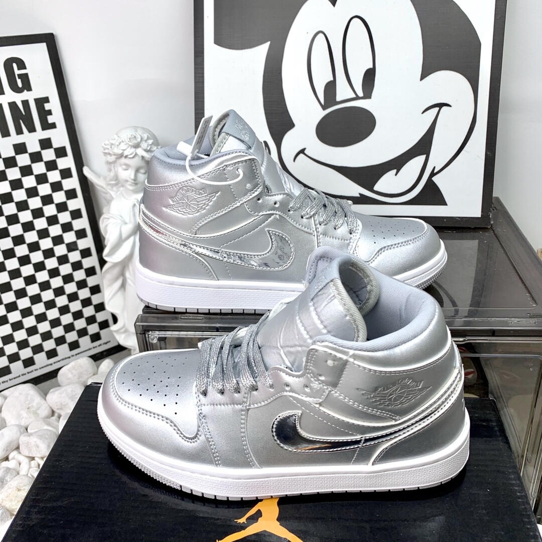  高版本 AJ Jordan Air Jordan 1 Low 耐磨防滑 高帮流光银 复古板鞋 36-44码！