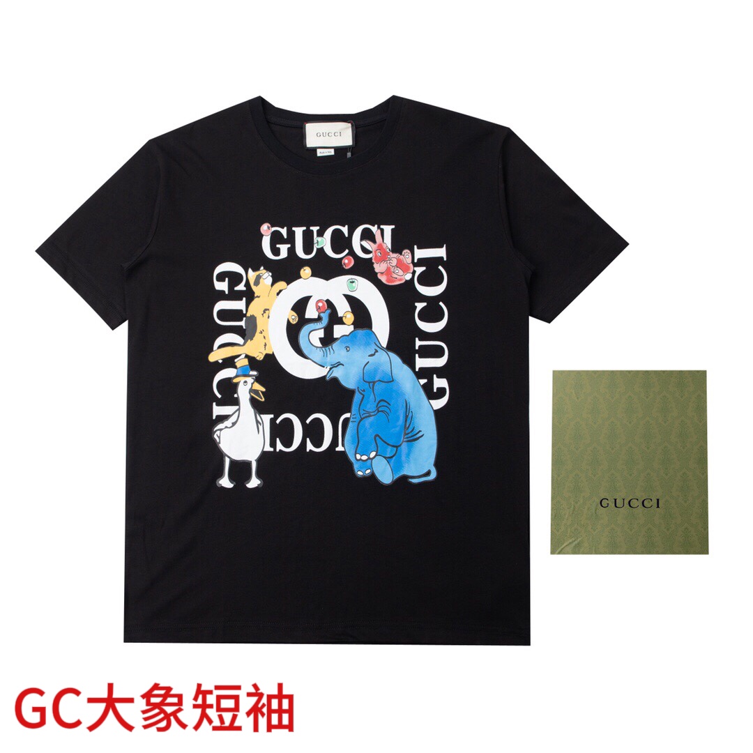 GC大象短袖*23春夏新款动物系列 数码康力棉质短袖T恤，复古标识从80年代的印花汲取灵感。这款短袖针织棉T恤巧妙运用《G创星说》(G  Cosmogonie) 系列的加长织带，演绎复古风格图案。码数：M-4xl