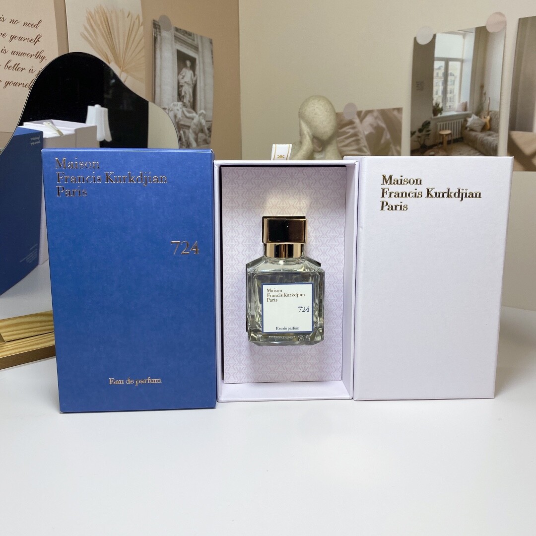 库尔吉安724梵诗香水70mlMaison Francis Kurkdjian MFK库尔吉安限定香水 724不夜城EDP70ml梵诗柯香724这支香水想要带出NEWYORK的都市沸腾感，让使用者7天24小时都弥漫在干净纯净的香气中。初调:意大利佛手柑，醛香中调:抽象的白花香调，埃及茉莉教基调:檀香,白麝香