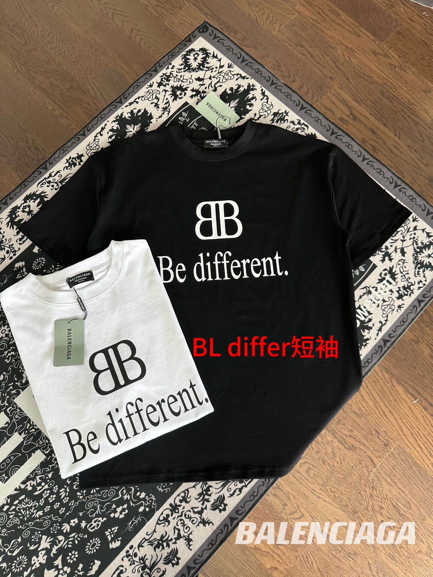 BL differ短袖23SS · BALENCIAGA 巴黎世家 胸前双B字母印花情侣T恤短袖 尺码：M-4xl颜色：白色 黑色   今夏最火的系列，无数明星潮人追捧。客供有机棉