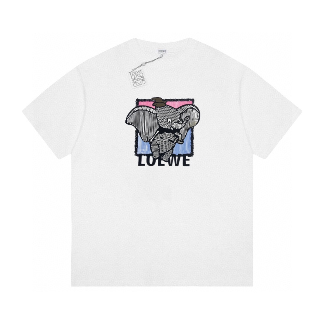 售轻奢短袖系列48小时物流原标吊牌,LOEWE 罗意威限定小飞象logo印花休闲短袖T恤-定制200克同缸染面料  手感非常舒服  春夏最新砖柜同步 OS落肩版型 时尚又个性  超级百搭好看的一款                男女都非常合适  人手必备款 颜色:白色