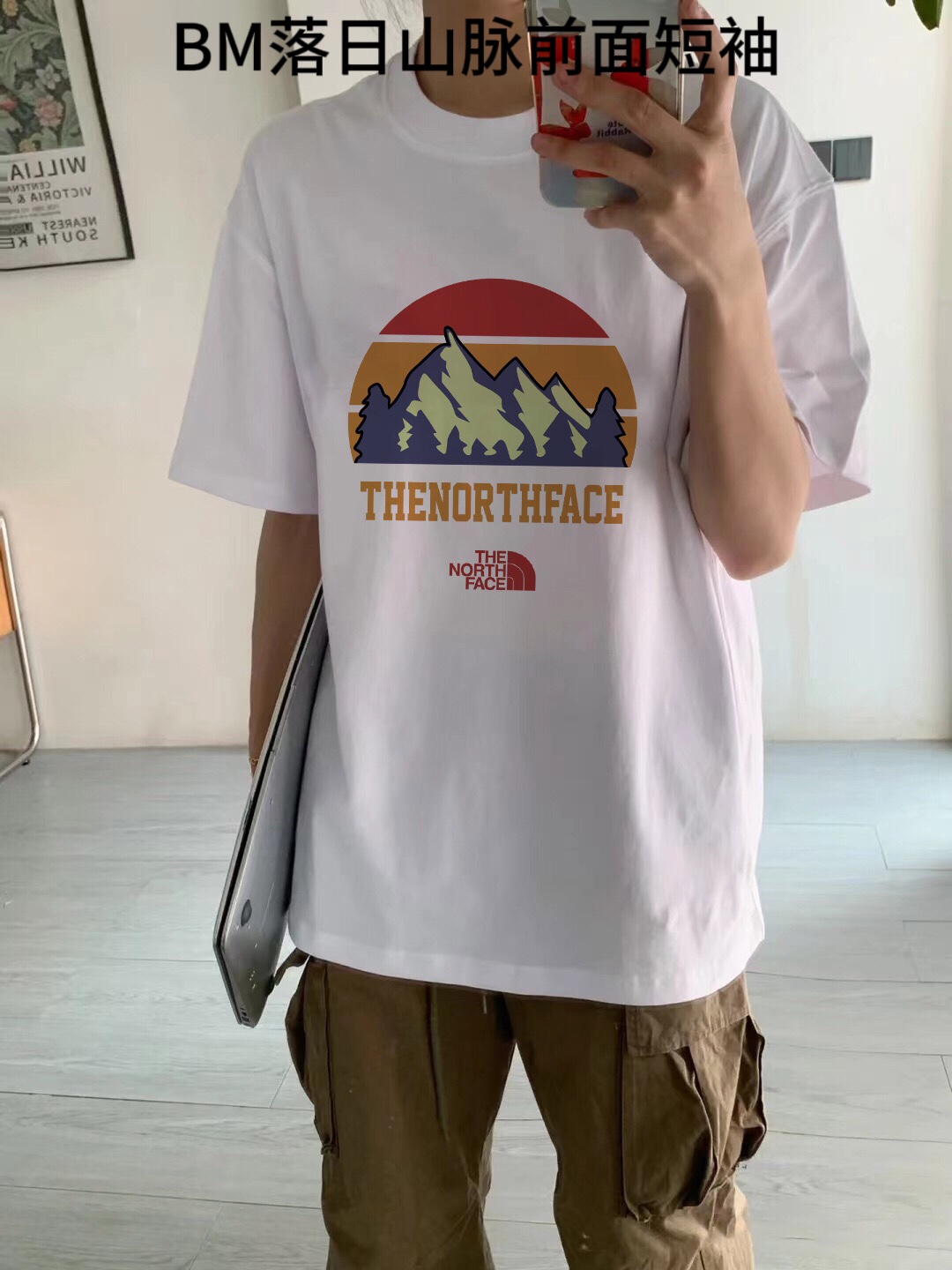 BM落日山脉前面短袖北面落日山脉短袖北面TNF专柜同款落日山脉字母情侣印花男女同款情侣短袖采用定制精梳纯棉，三针五线做工，领口定制螺纹不变形，领口包包边