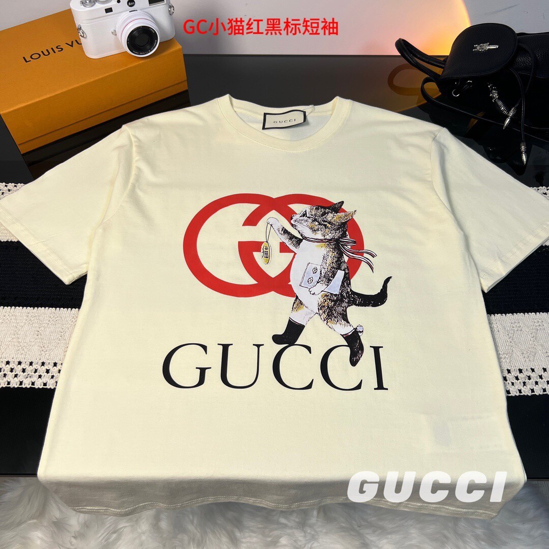 GC小猫红黑标短袖GUCCI/古驰  23ss夏季新款双G猫咪印花短袖T恤 -热度款tee！潮男潮女必备单品！可随意穿搭！对色对位直喷工艺！图案呈现出来立体感效果非常棒