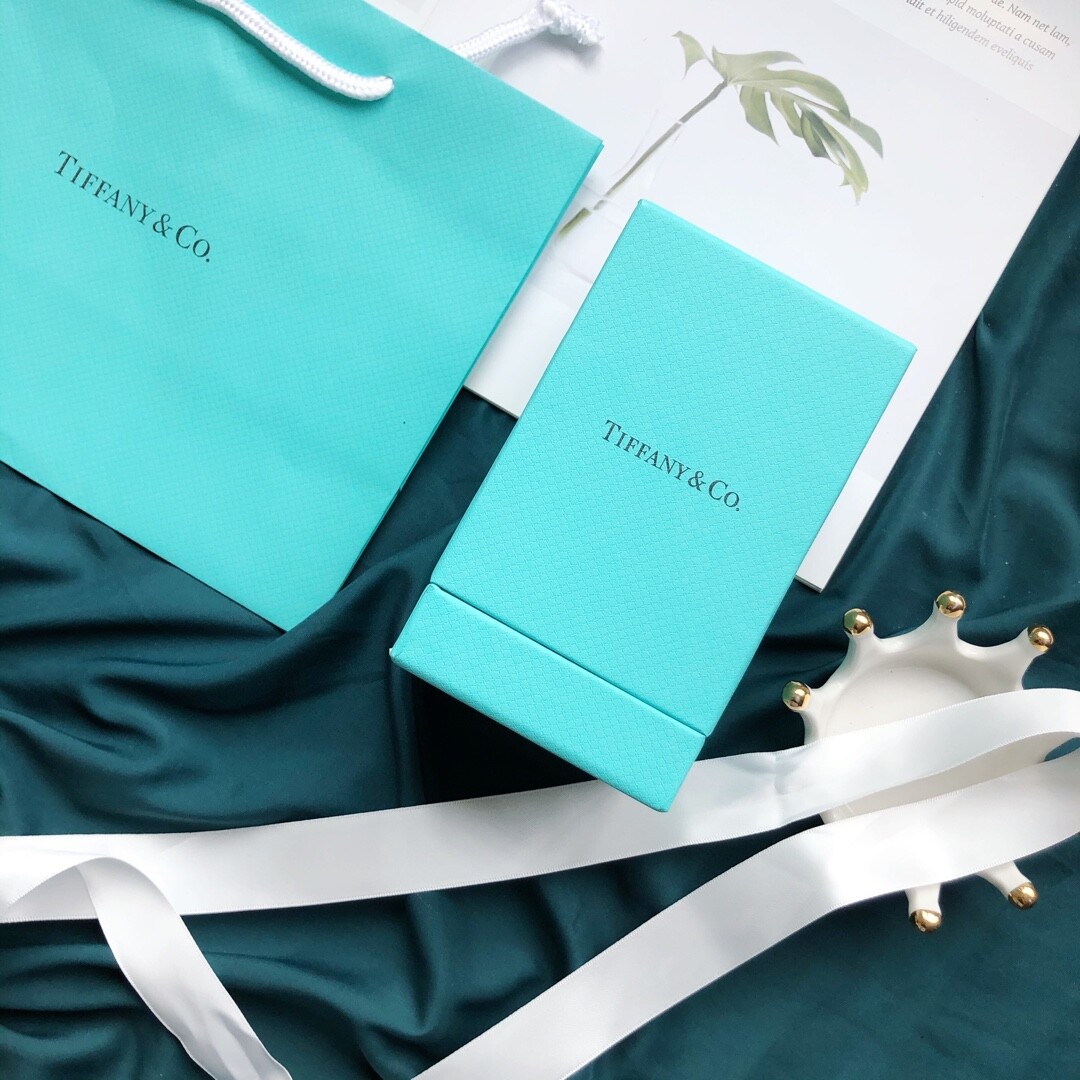 蒂芙尼钻石香水75mlTiffany &Co. 蒂芙尼女士香氛合作款经典钻石香水100ml Tiffany 主打钻石系列的品牌，这款香水的喷头外形结合了钻石元素，瓶身设计