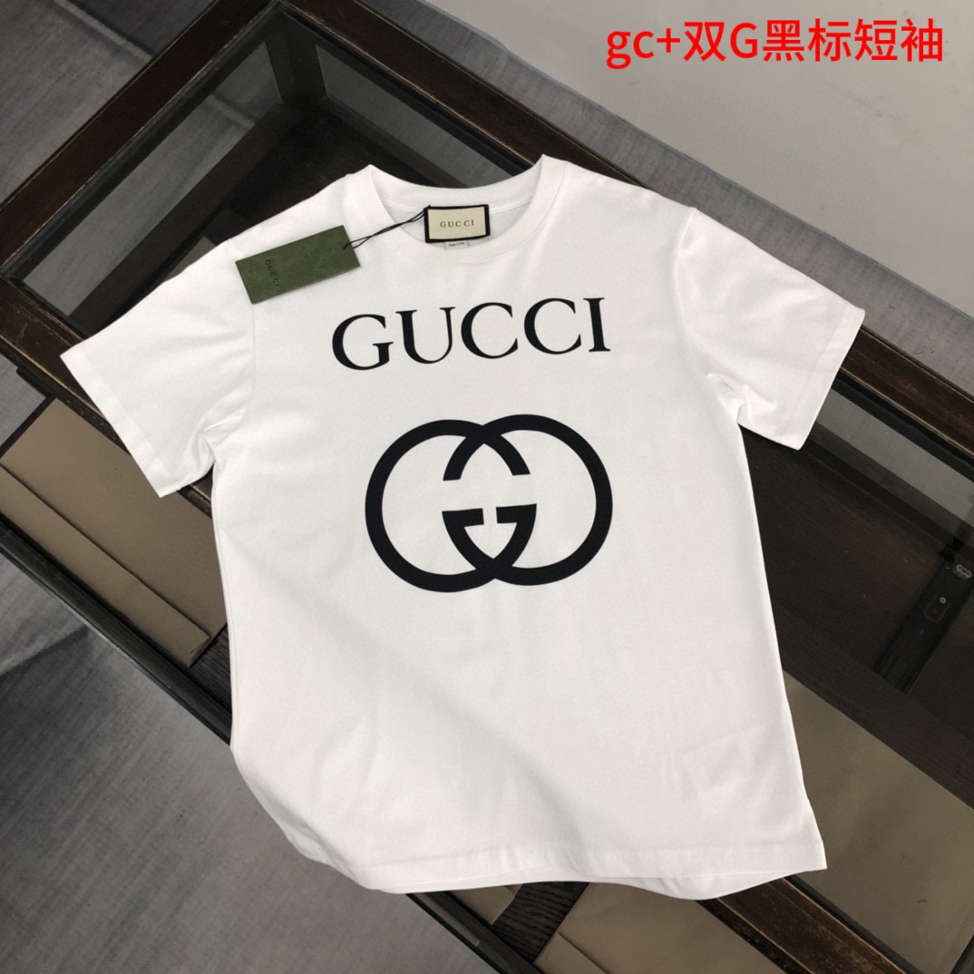 gc+双G黑标短袖gc+双G白标短袖Gucci 古奇  2023开春最新款 简单百搭款短袖，顶级制作工艺进口面料，专柜款设计，采用进口高端订制面料，手感一流！颜色：白色 黑色 码数：M~4XL
