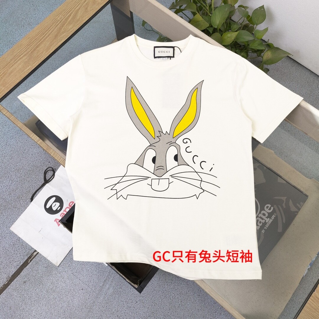 GC只有兔头短袖原单品质米色专属颜色,原标吊牌,2023春夏新款GUCCI古驰兔八哥图案字母印花情侣休闲短袖T恤，独一无二的活性环保面料染色，32支双纱精梳纯棉爽滑