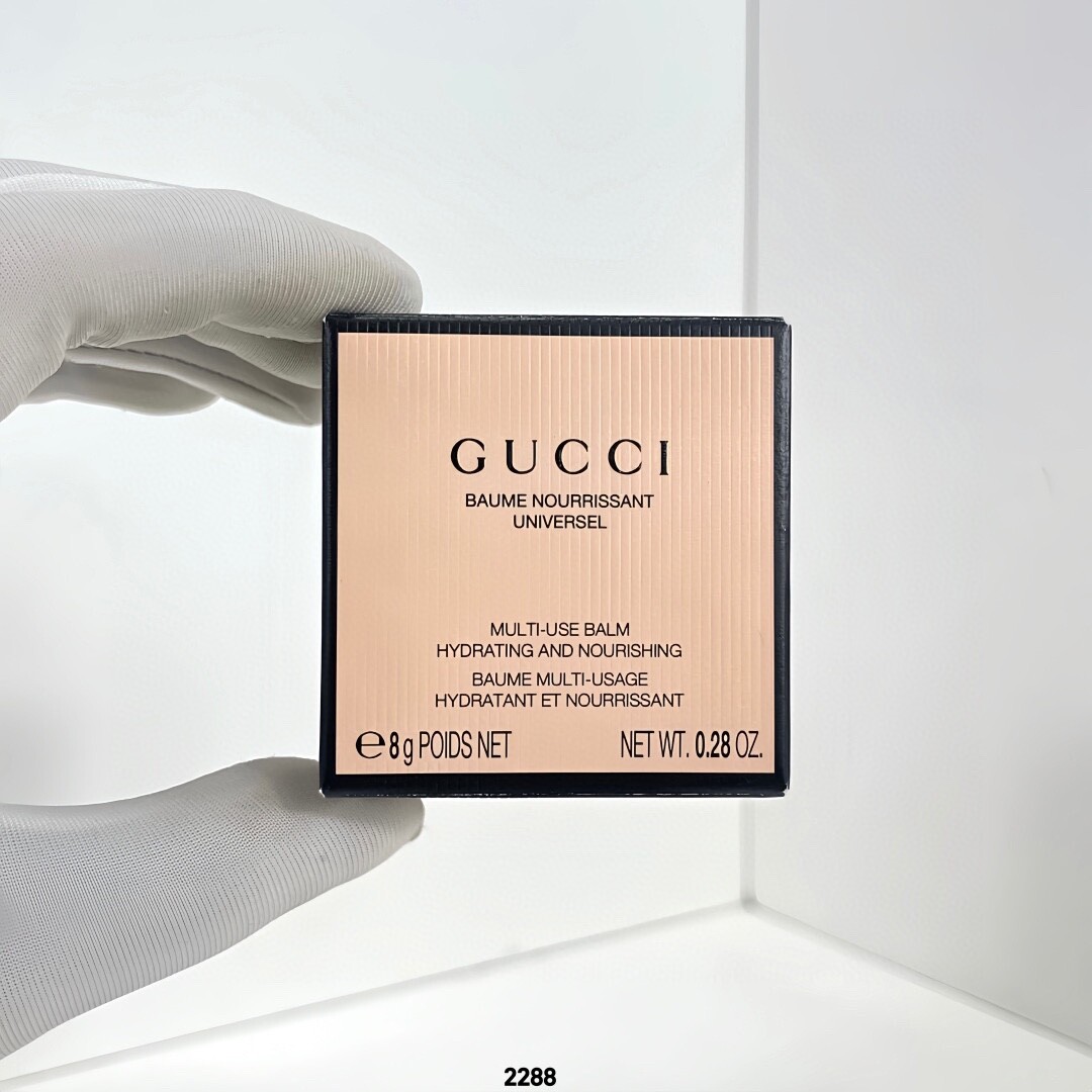 古驰润唇膏8gGucci古驰植萃润护唇膏8gGucci这个润唇膏真的好精致！金色底盘 湖蓝表盘镶有海洋贝壳图案还自带镜子 太复古好看了!100%天然成分乳木果油、荷荷巴油、蓖麻油、黑玫瑰油可以涂在脸部和身体任何部位急救质地细腻轻盈 滋润度刚刚好 没有啥味道