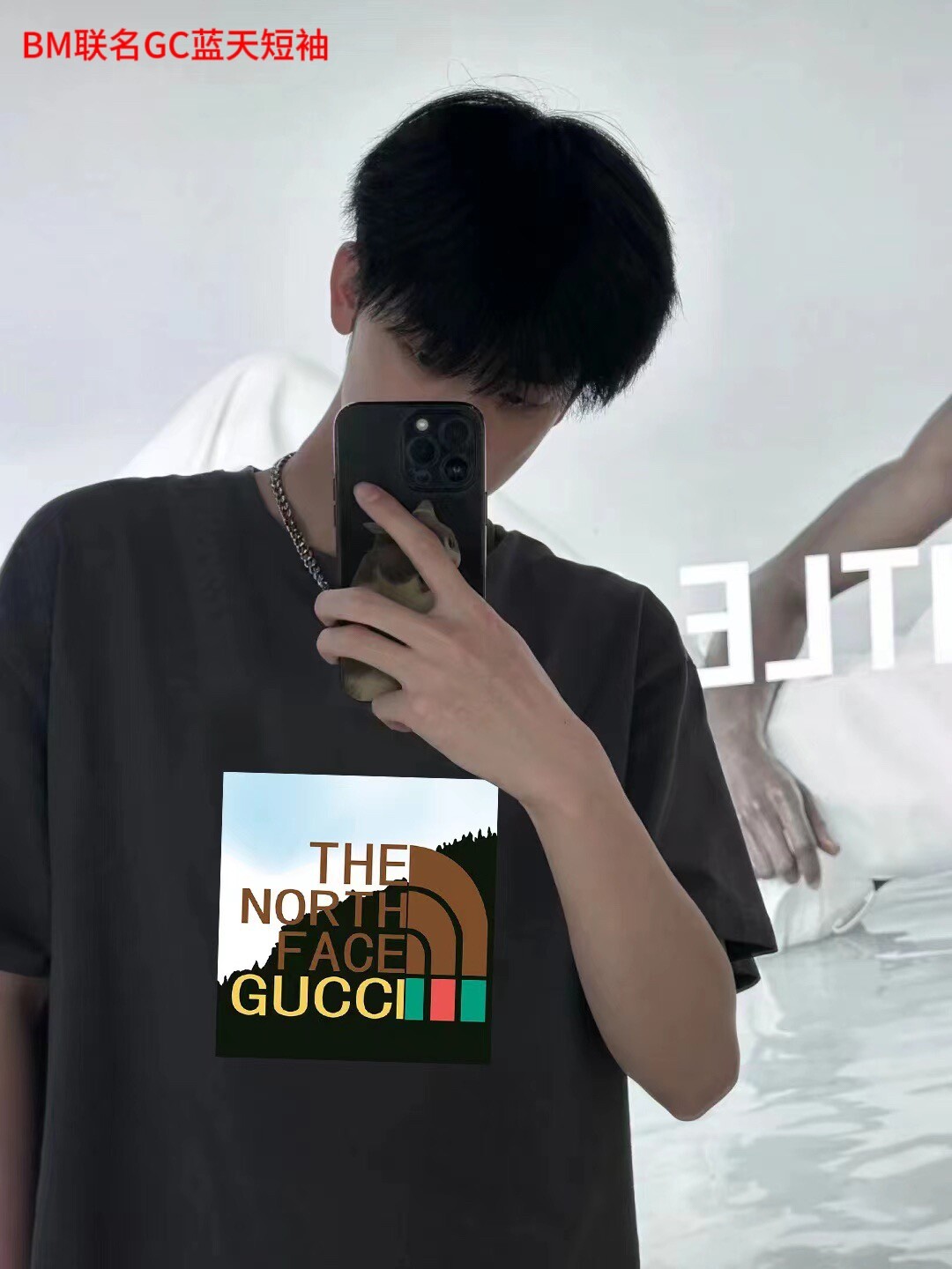 BM联名GC蓝天短袖Gucci＆TNF北面古驰联名款专柜同步大logo印花男女同款情侣短袖，领口定制螺纹不变形，三针五线做工，领口包包边条，肩膀处内里带压条，做工面料细节都无法挑剔，印花采用进口浆料，高端的印花精致细腻，简直太完美了！版型宽松，男女都可以穿！颜色 黑色 白色 高级灰尺码m~4xl