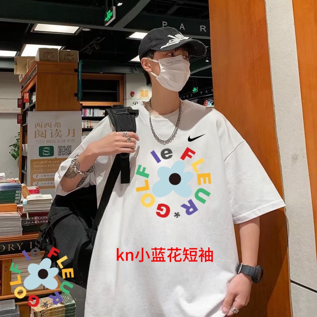 kn小蓝花短袖【NIKE/耐克 夏季专柜新款美式字母小红花纯棉圆领短袖T恤上衣】甄选精梳棉纯棉面料，质感无敌，吸汗透气舒适，领口采用定制螺纹，胸前小红花搭配七彩字母涂鸦设计，个性十足。中性宽松百搭款，不挑人不挑身材，男生女生都可以穿，也可搭配情侣。颜色：黑色 白色尺码如下