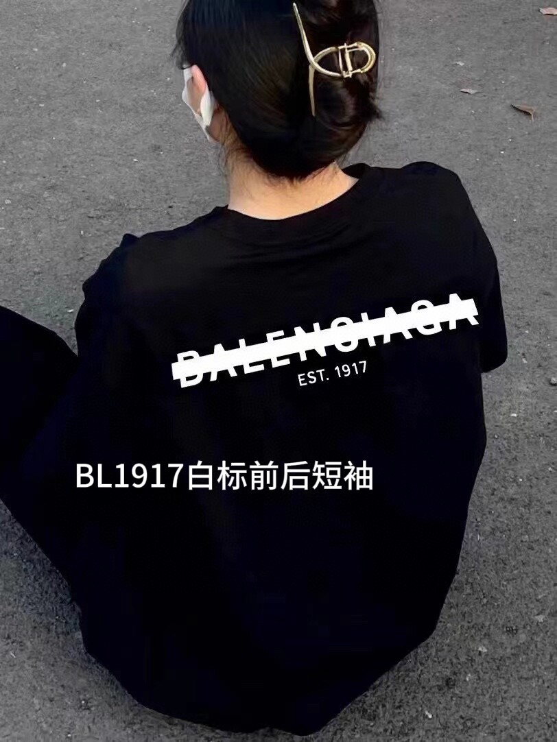 BL1917白标前后短袖BL1917黑标前后短袖无理由退换 质量问题包出运费 Balenciaga巴黎世家情侣款短袖小红书热门爆款 网红明星同款面料采用200克双股纯棉面料 细节满满 进口胶浆印花 不开裂 色泽纯正！ 当下最火爆短袖之一 男女同款！颜色：黑色  白色尺码：M-4xl