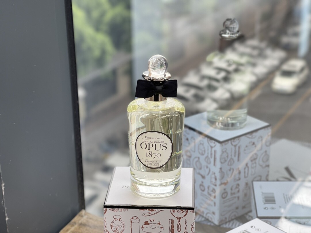 潘海利根香水100ml咏曲潘海利根咏曲EDT淡香100ml  Penhaligon's Opus 1870前调：芫荽 日本柚子 胡椒中调：肉桂 焚香 玫瑰后调：麝香 檀香木 雪松