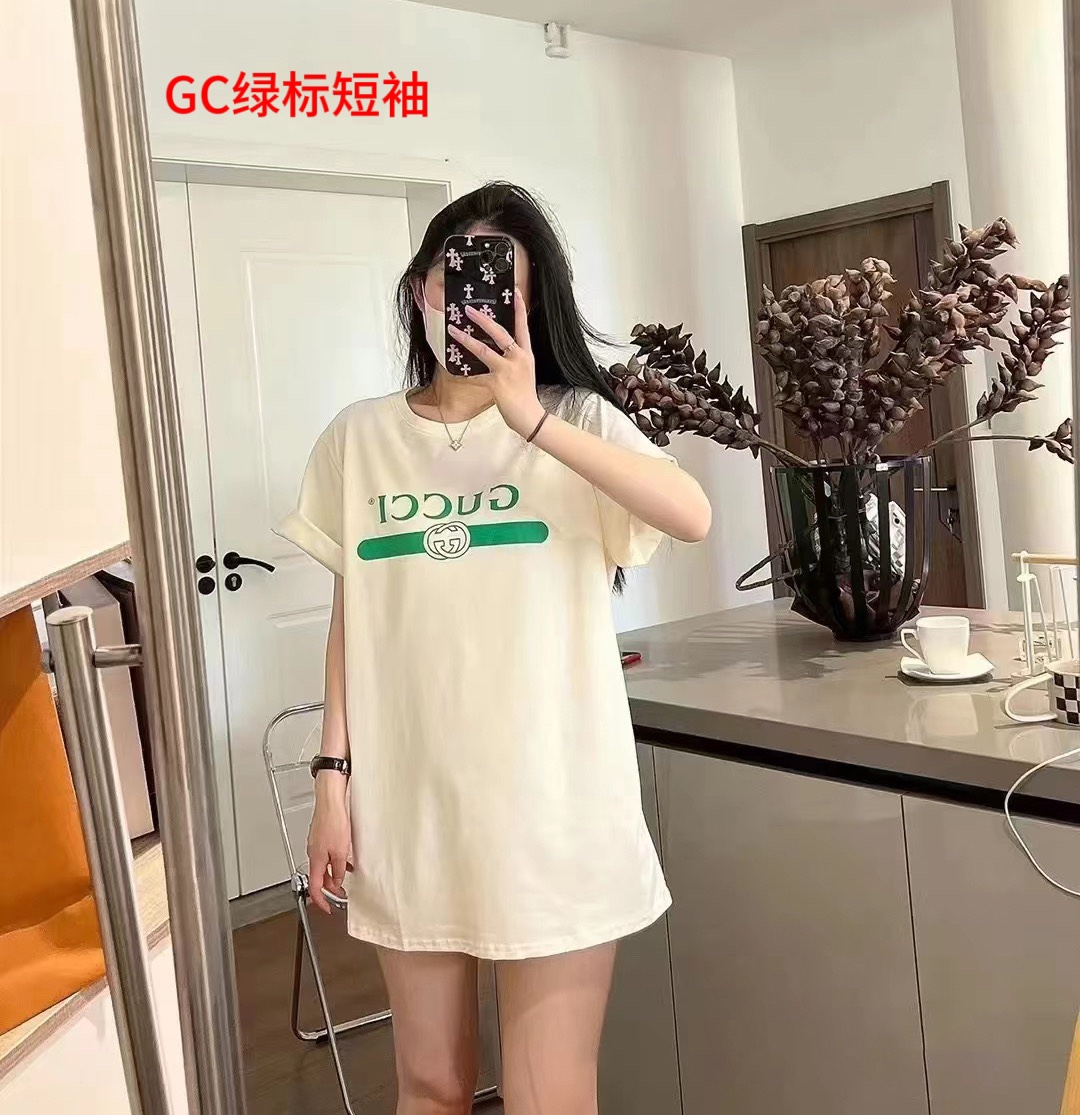 GC绿标短袖Gucci古驰LOGO绿色腰带印花短袖T恤 面料：采用纯棉面料 不起球 不缩水 不褪色，面料舒适亲肤无异感 螺纹纹路粗细程度跟原版一致！ 印花：采用国标环保高功率印花，大面积手感超棒的平纹透气印花，手感柔软透气 牢度高，且不易脱落/变形！ 男女同款  颜色： 杏色 尺码： M-4xl