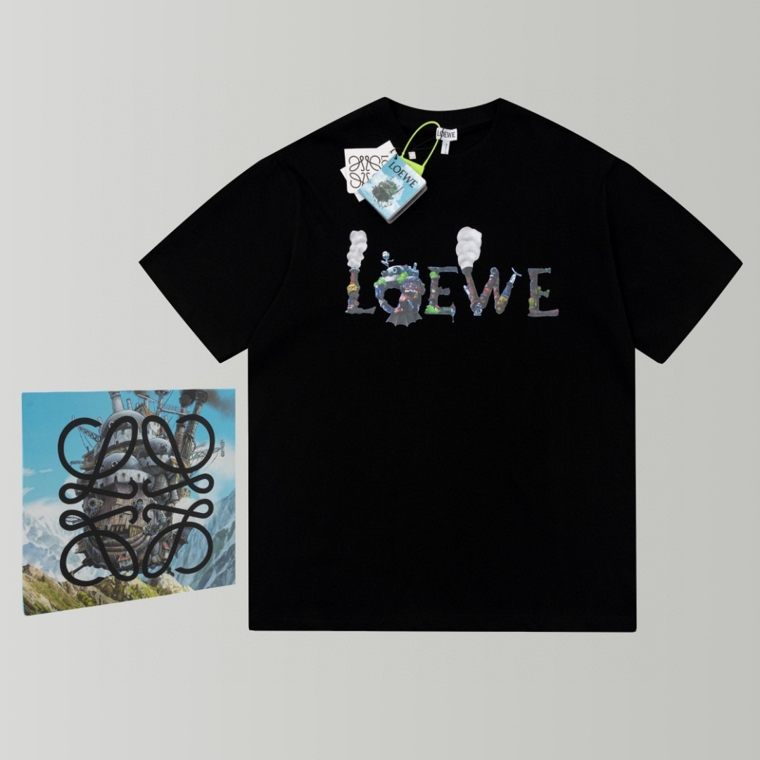 loewe2023罗意威哈尔的移动城堡联名系列logo短袖T恤 最新款 进口机田岛火焰春夏 冬天过腻了 （男女款）它是H版型 不多说 根本就不挑人 而且它这有趣的印花配什