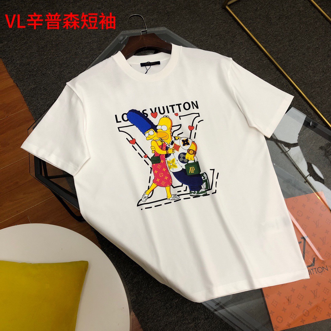 VL辛普森短袖 LV路易威登2023新款联名辛普森情侣款短袖T恤 原版面料高版本高品质 网红明星同款200G全精梳纯棉面料 手印加上数码直喷印花工艺质感柔软密实 质感十足百搭 定制定染手感非常舒服  超级百搭好看的一款短袖三标齐全 男女同款正常版型 非市场普通版本 随意对比 品质绝对保证颜色：白色码数：M-4xl