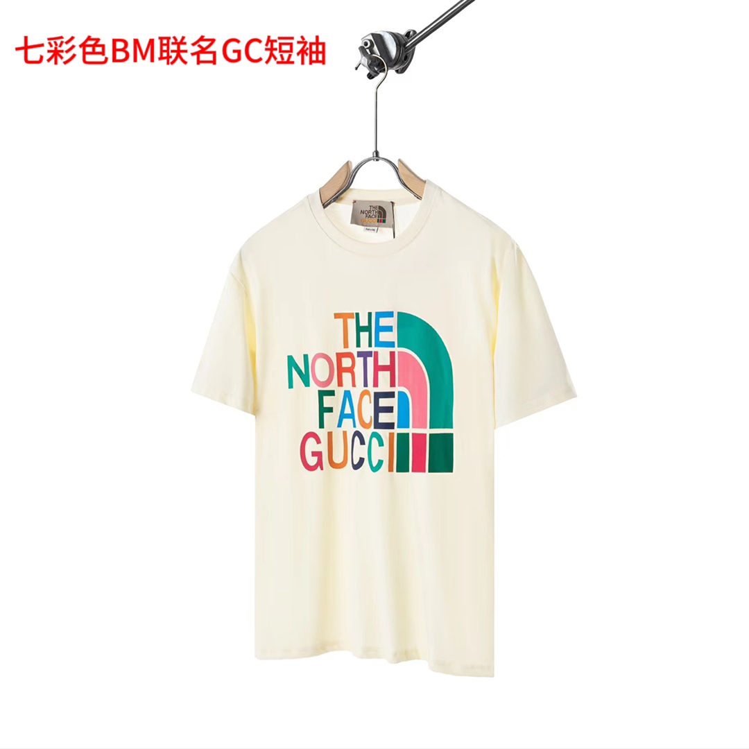 七彩色BM联名GC短袖GUCCI古驰2023ss新款联名北面情侣休闲短袖T恤最高版本！定制面料200克纯棉面料，进口数码直喷印花！正确版本 男女同款 超级显眼 超级好看 超级大气！颜色：黑色 米色尺码：M-4xl