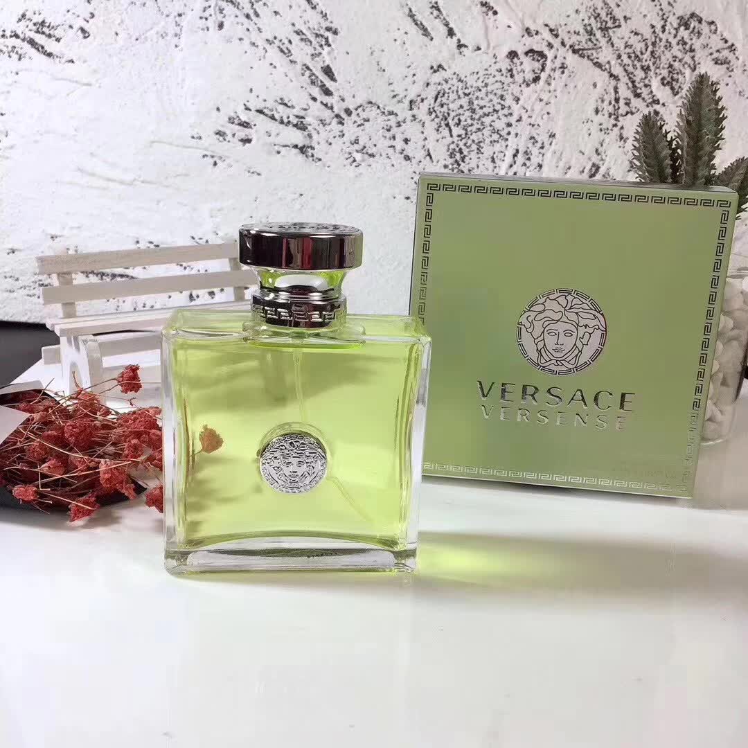 范思哲心动地中海香水100ml3323D打码！Versace/范思哲地中海心动女士香水100ml【香 调】 木质花香调【前 调】 佛手柑、中国柑橘、无花果【中 调】 百合、茉莉、小豆蔻【后 调】 檀香、雪松、橄榄、麝香