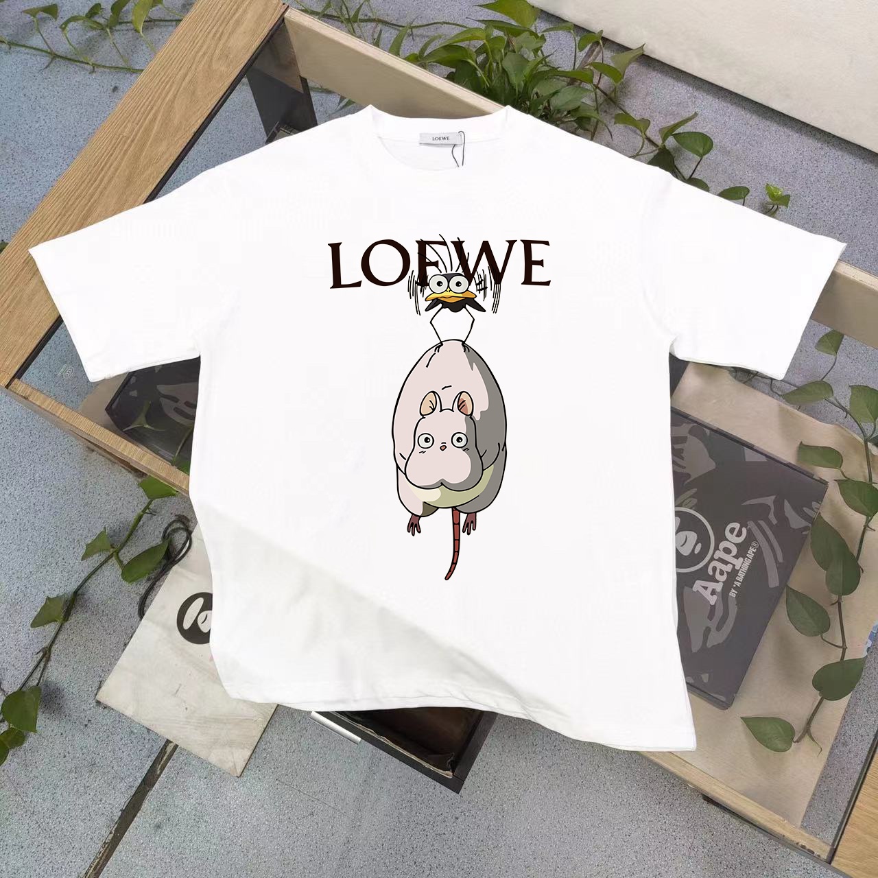 LOEWE 罗意威经典全新款logo短袖，绝对的火虽说每年LOEWE都会推出一款类似的款式设计，可是依旧深受大家的喜爱，今年更是推出了刺绣LOGO设计，更显得不凡跟高档