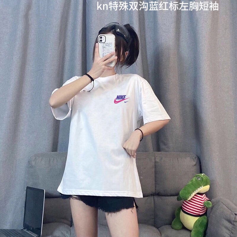 kn特殊双沟蓝红标左胸短袖专柜同款上市，本季主打，零退货率上身效果完美，上身版型超正，休闲运动必备！【推荐】自由搭配！舒适透气，做工精细！颜色：黑色/白色/红色/粉色/材质：纯棉类别：T恤尺码：M-4xl