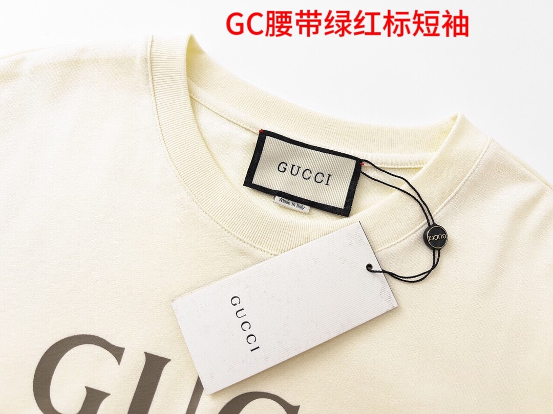 GC腰带绿红标短袖Gucci/古驰 22ss 经典横杆腰带Logo印花短袖32支精梳棉针织棉布，200克重棉单面，紧密赛络纺织造，跟以往的款式相比面料做了改变，手感偏厚实
