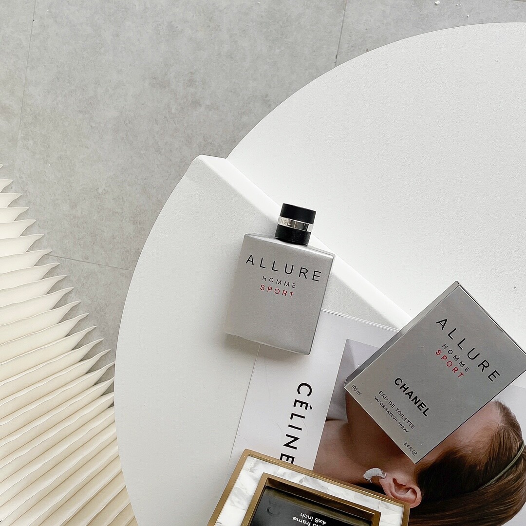 小香银色运动男士香水100ml香奈儿 魅力男士运动 Chanel Allure Homme Sport,品牌：香奈儿香调：辛辣木质调前调：醛 橙子 橘子 海水中调：胡椒 橙花