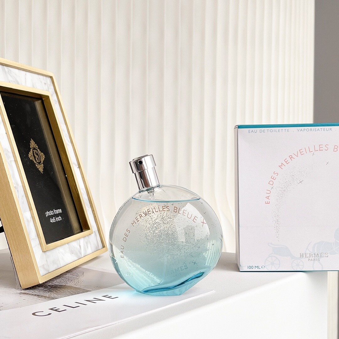 爱马仕蓝彩星光香水100ml爱马仕-蓝色橘采星光(Hermes eau des merveilles bleue) | 香评故事想靠近，却又想驻足停留。属性:女香香调:水生馥奇香调成分:广藿香、木质香、海水。