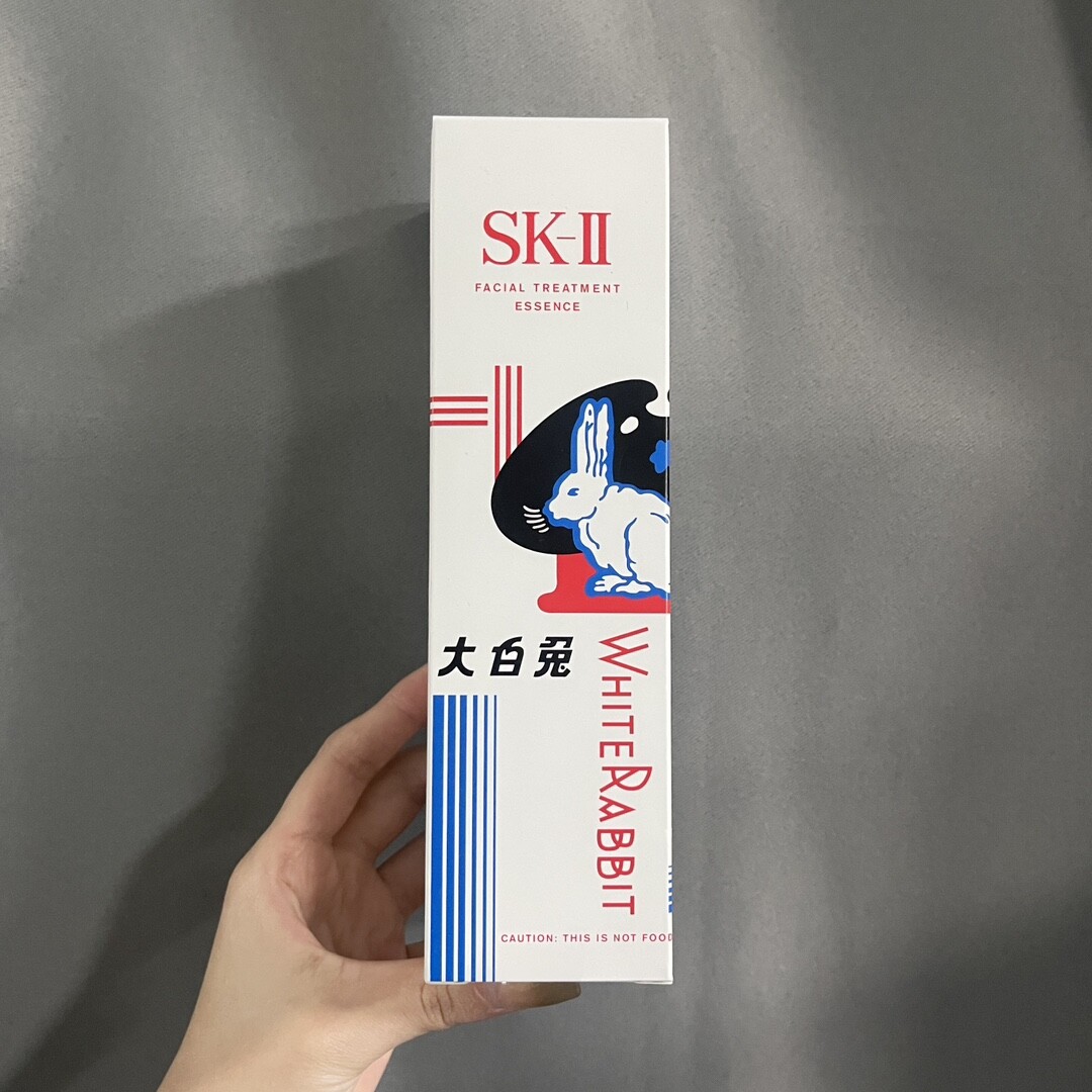 大白兔限量神仙水230mlSK-II居然和国民糖果品牌大白兔联名出了兔年新年限定版神仙水！！经典遇上经典，限定版神仙水瓶身细致还原了大白兔的图案~磨砂外壳摸起来高级有质感，可可爱爱的瓶子光摆在化妆桌上都赏心悦目啦！连纸壳外包装也是限定大白兔的，这不牢牢抓住少女心