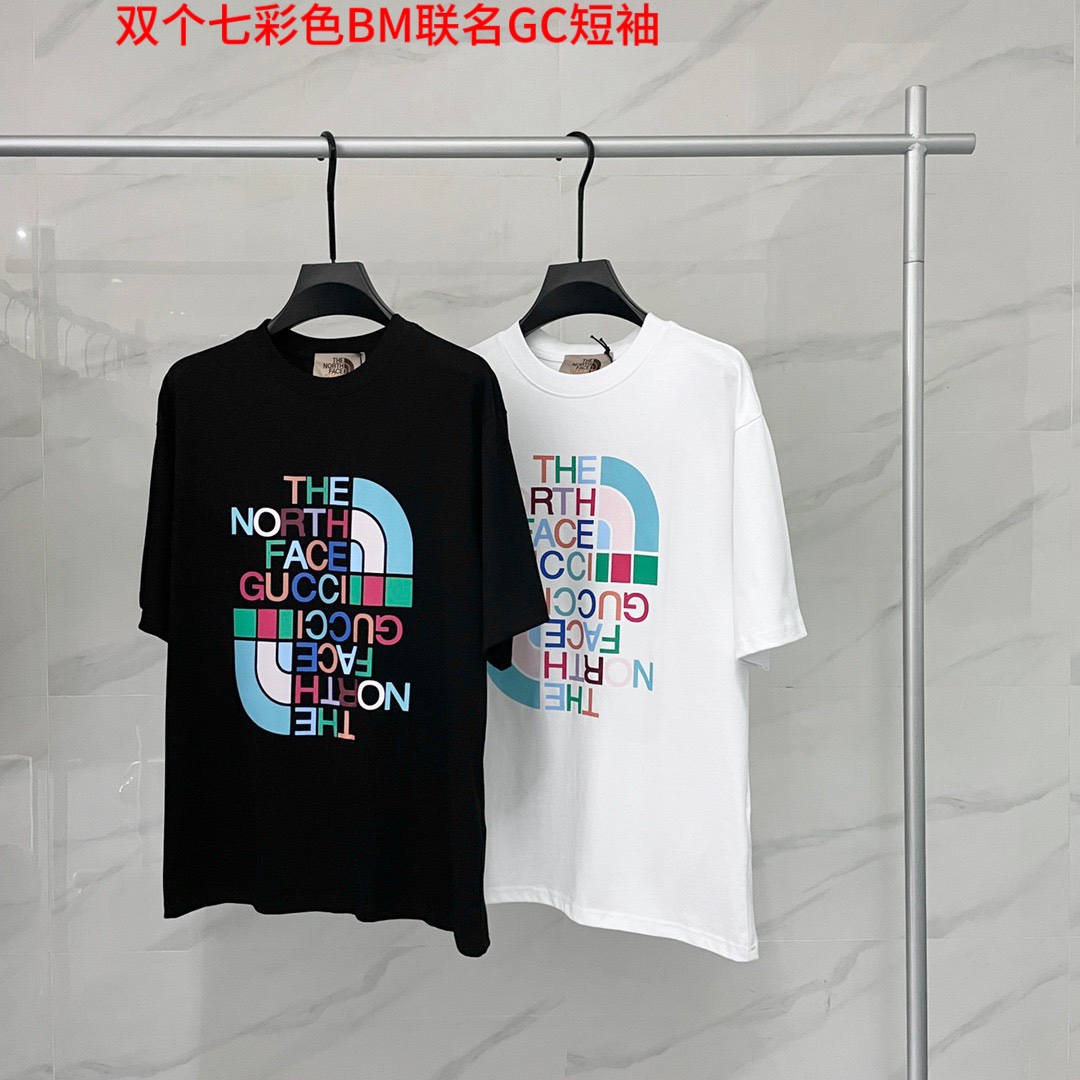 双个七彩色BM联名GC短袖高版本 GUCCI/古驰联名北面 2023 彩色字母印花工艺短袖T恤 高克重细节无法挑剔，极具档次感与奢华辨识度，休闲宽松落肩的版型裁剪。Size：m-4xl