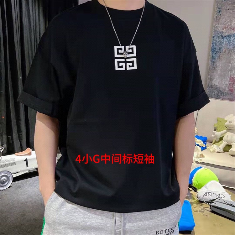 4小G中间标短袖GIVENCHY/纪梵希 22SS新款字母logo印花短袖T恤 男女同款采用新疆棉双支200g   版型宽松舒适 包容各种身材 无论男女上身都超级好看，高水平做工、肩部下摆双针走线，高端双纱面料 上身效果超好颜色：黑 白尺码：Ｍ-4XL