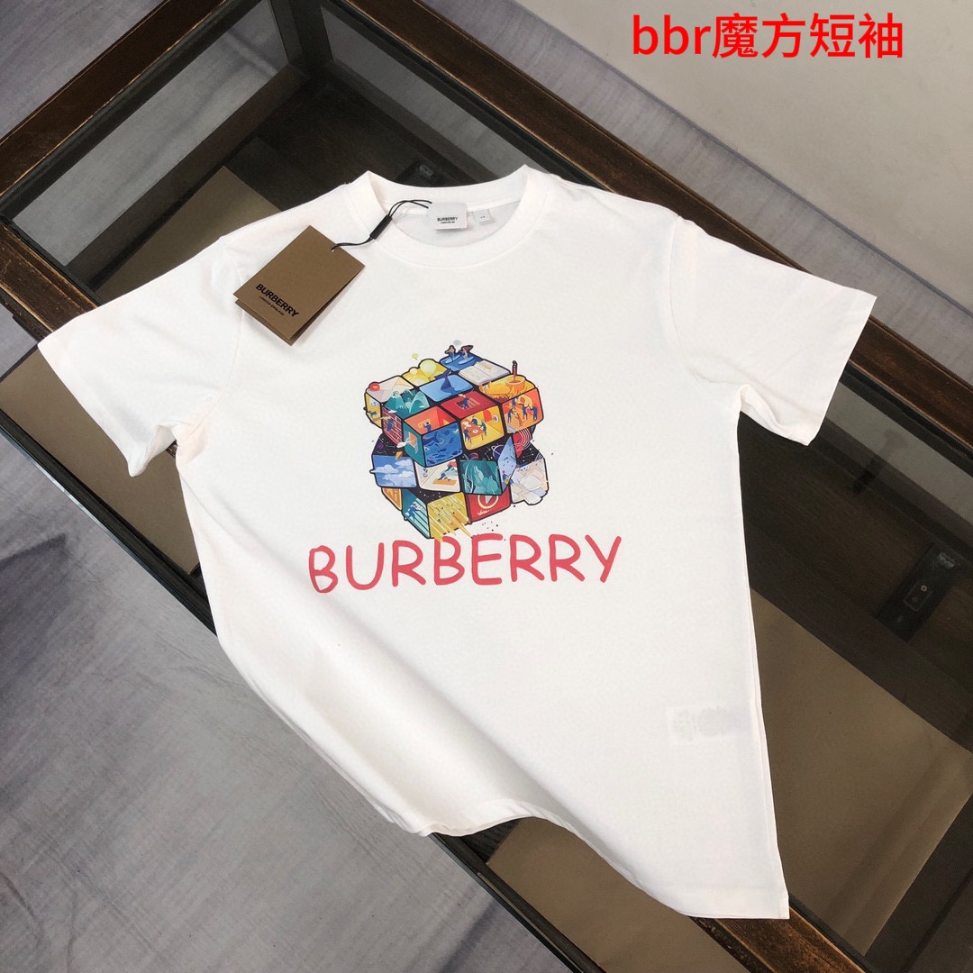 bbr魔方短袖巴宝莉 24SS夏季新款圆领短袖T恤！纯棉面料，手感质感都极完美！修身裁剪设计干净利落！时尚又好看！走线做工非常精致！版型效果超赞！而且透气性