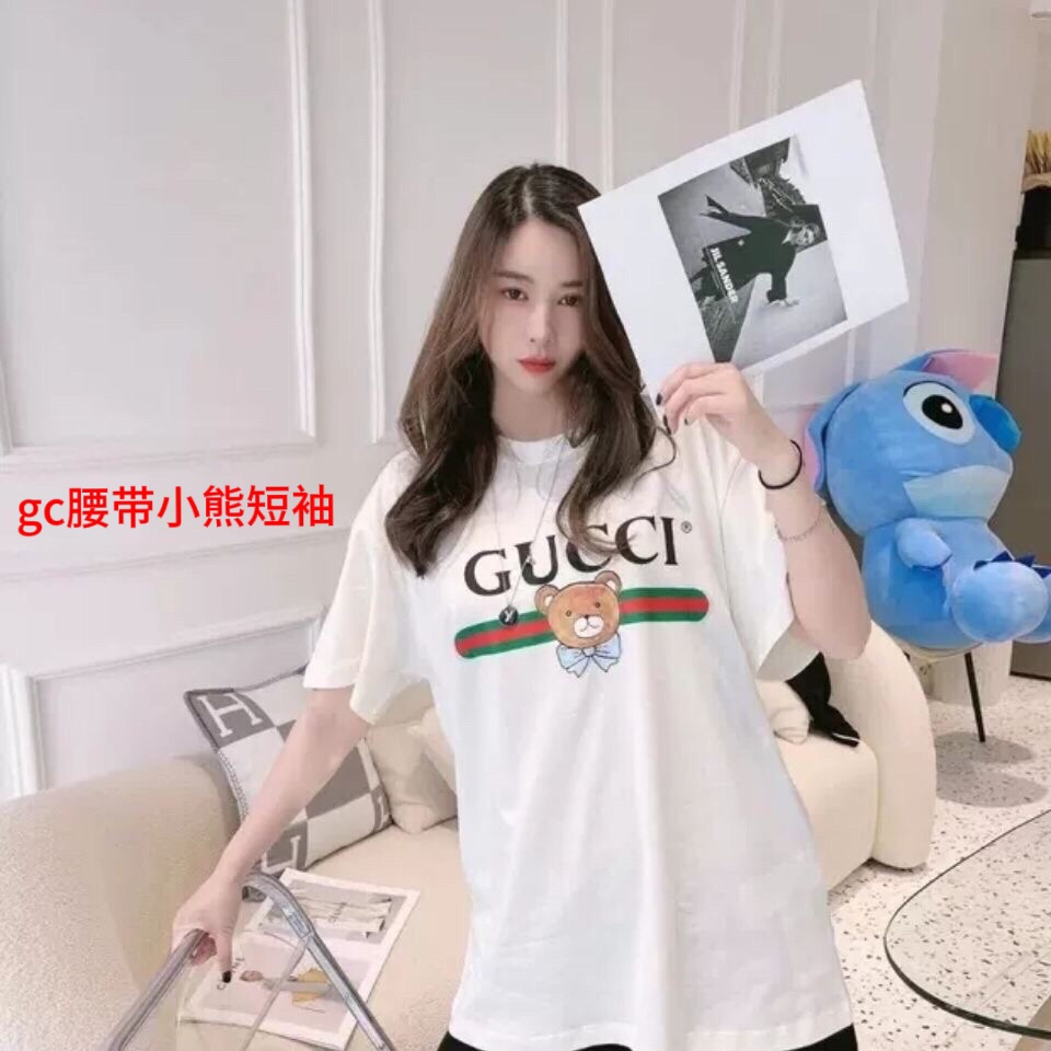 gc腰带小熊短袖古驰Gucci 2023ss新款可爱小熊短袖，男女同款。【官网同步新款｜小红书热门爆款】1面料采用200g纯棉面料2进口胶浆网点印花，图案清晰辨识度强，不易开裂，定位裁剪、oversize宽松大版型，上身效果非常显瘦。颜色:黑色 白色尺码:M-4XL