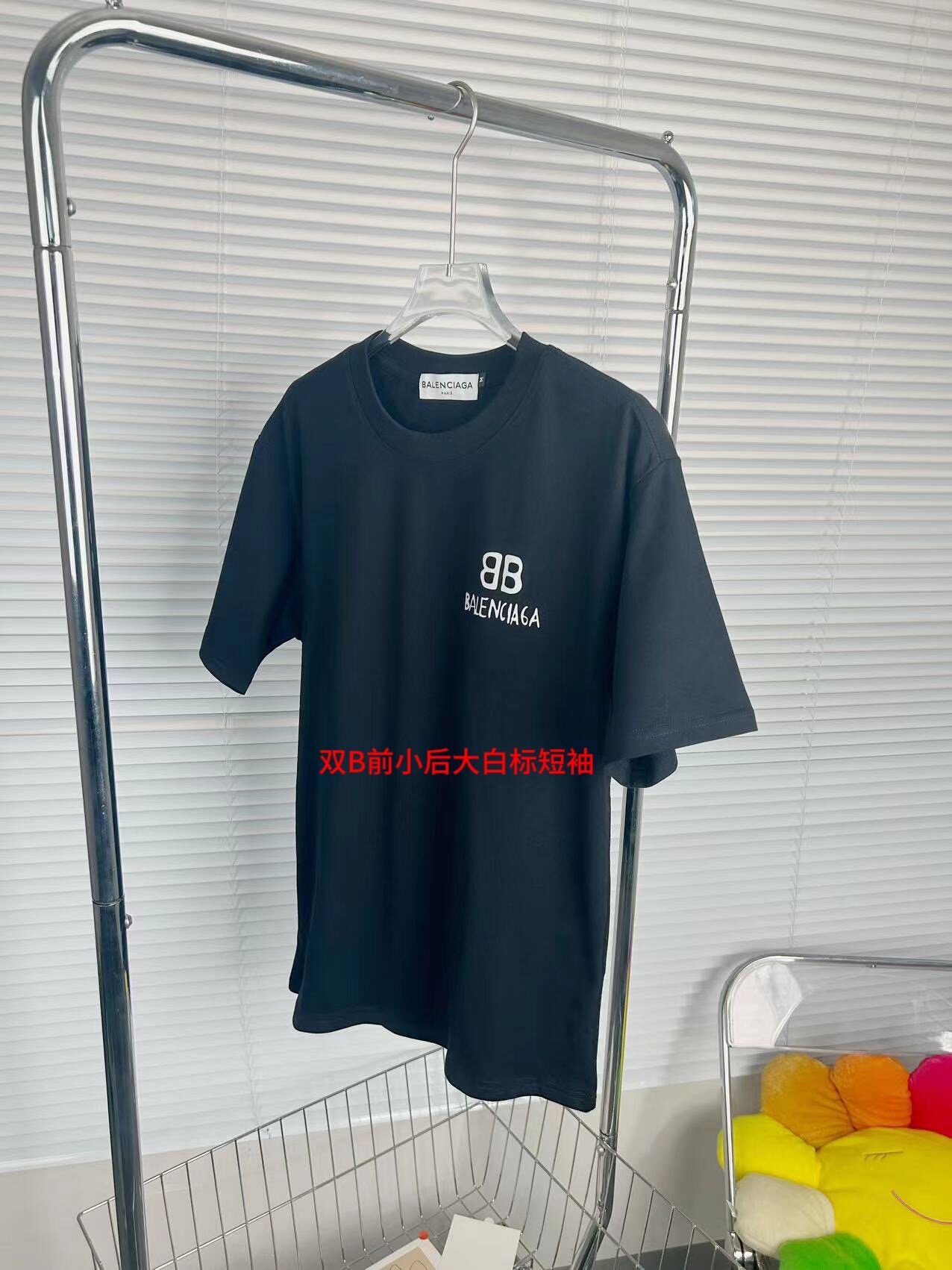 双B前小后大白标短袖BALENCIAGA/巴黎世家BB背后涂鸦短袖T恤面料采用巴黎ZP定织定染全棉精棉，克重200克，布面干净.布纹清晰，柔软舒适。罗纹釆用定染无色差。